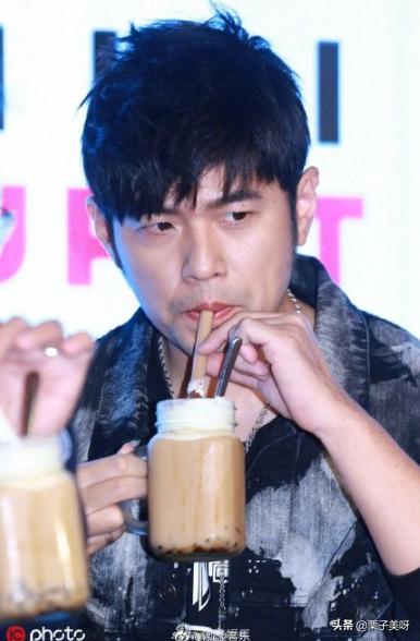 周杰伦喝奶茶吐槽,周杰伦喝奶茶互动