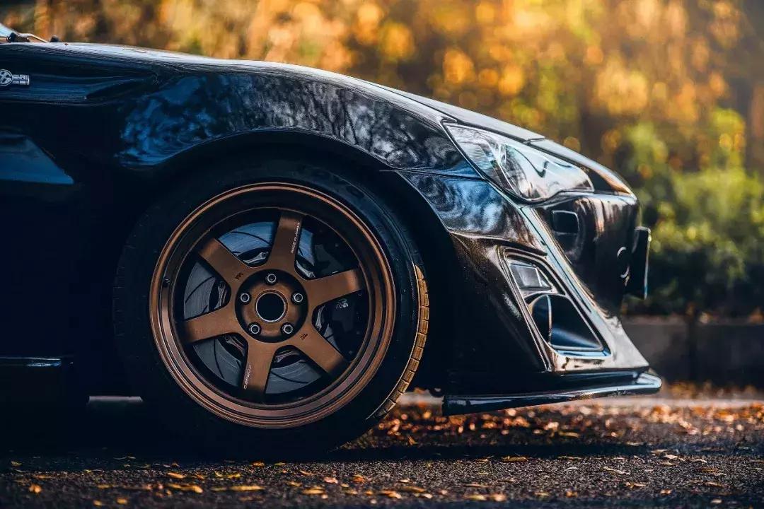 丰田86轮毂装18寸还是17寸好,丰田86加宽体