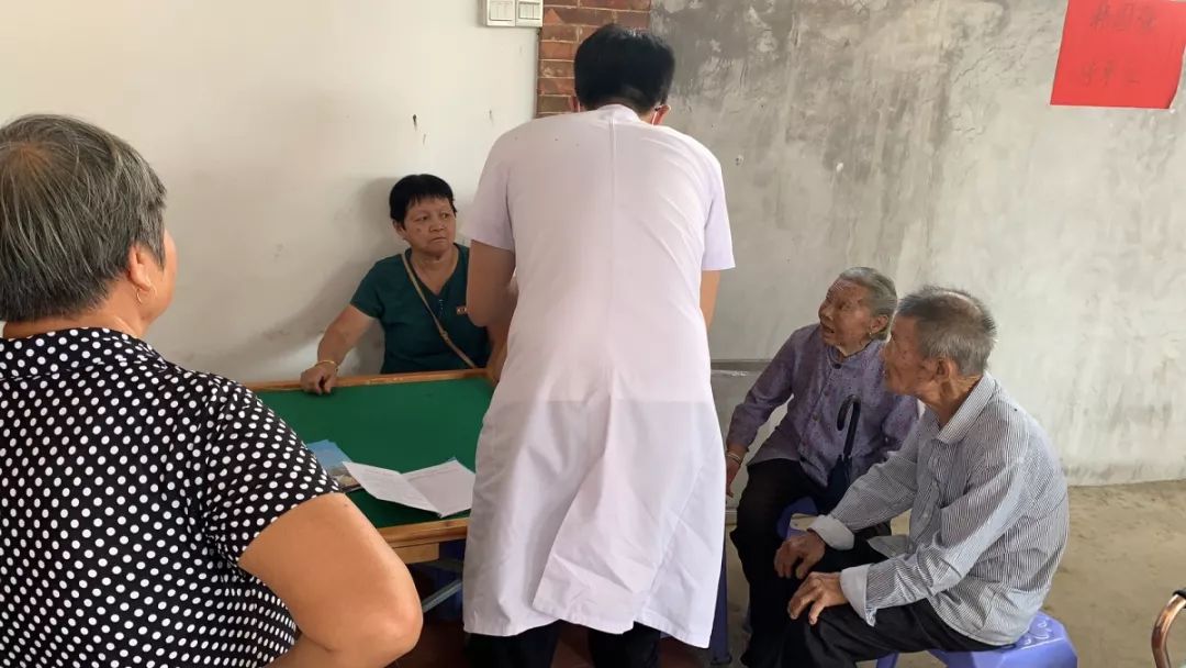 送医下乡暖民心健康帮扶见真情,健康扶贫在行动义诊下乡暖人心