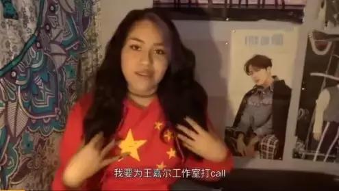 王嘉尔身着一身粉衣现身机场,王嘉尔受很多女星欢迎国外粉丝