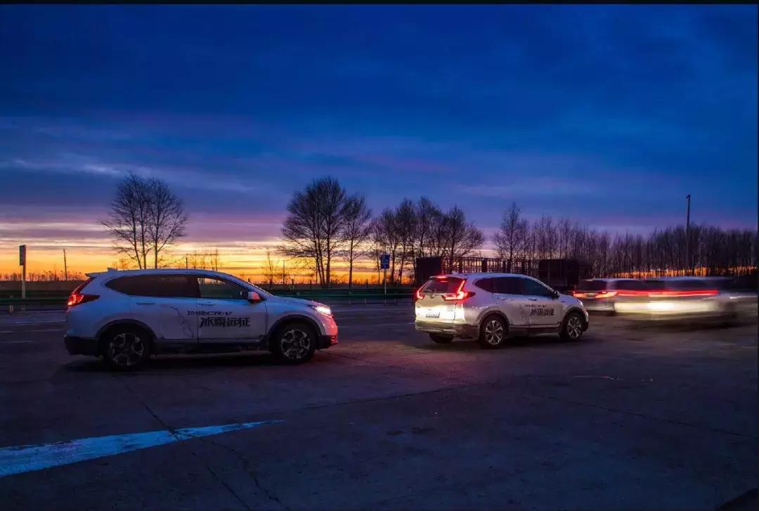 东风本田冰雪远征车队集结松发集团度假宾馆，冰上篝火不夜天！