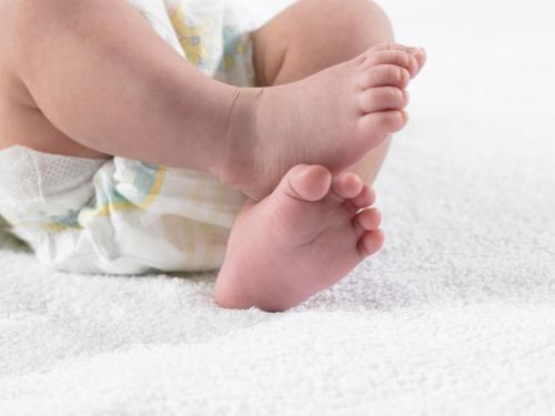 宝宝打挺后仰什么预兆,宝宝老是打挺是肌张力高吗