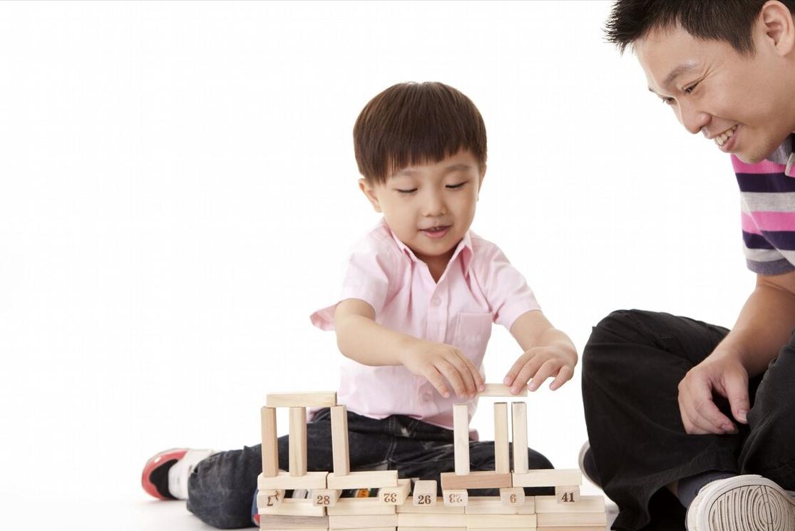 别以为孩子分不清陪着和陪伴，“虚伪式”陪伴，也许正在你家上演