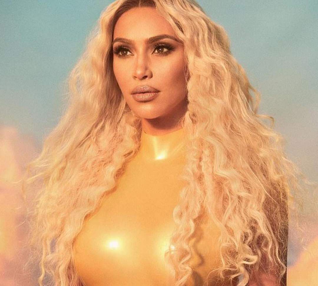 卡戴珊近期发型,卡戴珊发型黑长直