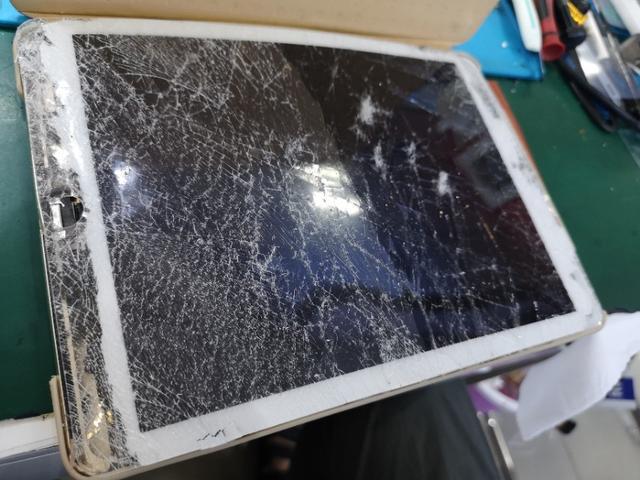 iPadAir2孩子不好好学习老爸怒摔看看能修复吗？