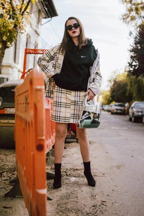 玩转你的卫衣，别再让卫衣只有运动风，欧美范卫衣穿搭也很美