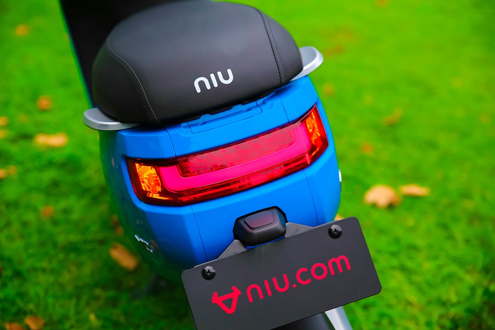 小牛最新电动车测评,小牛军绿色经典款电动车