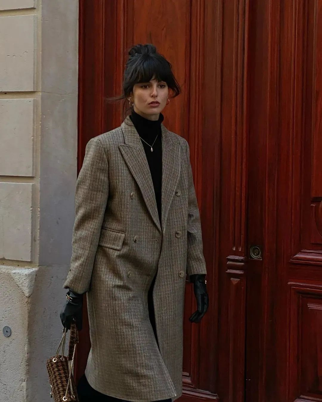 黑白格纹大衣怎么搭配好看,戴帽子黑白格纹大衣怎么搭配好看