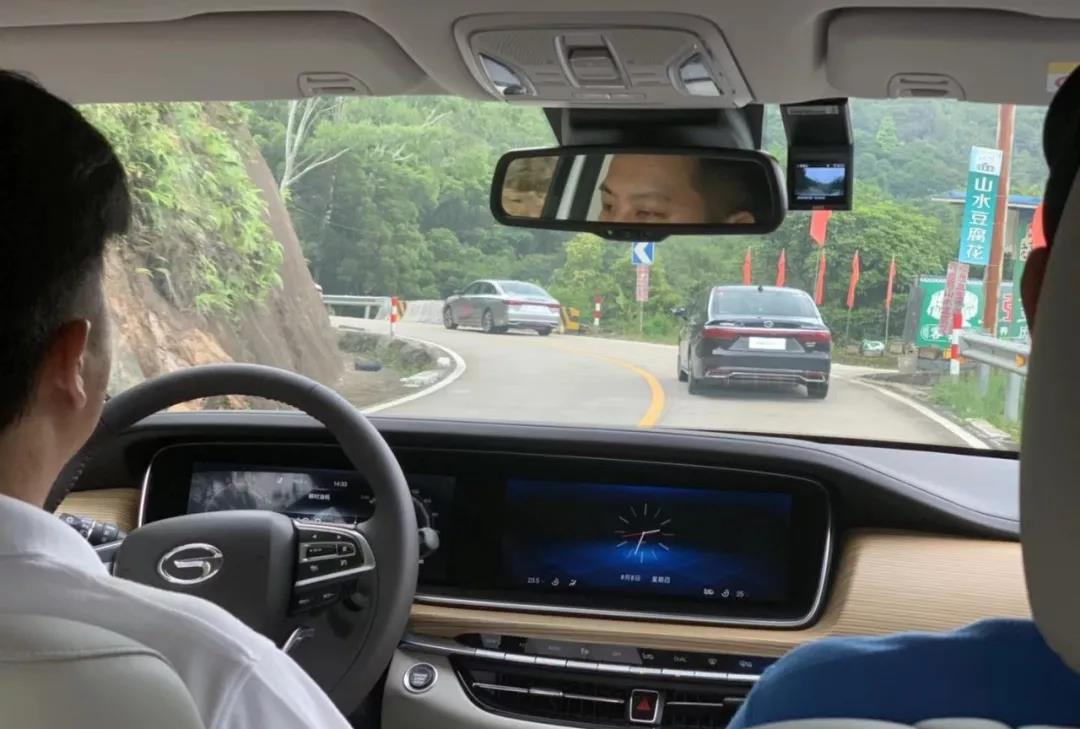 开着它劈弯，“人设”都给劈崩塌了