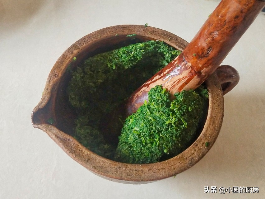 艾叶糯米糍粑简单做法,做艾叶糍粑的全过程