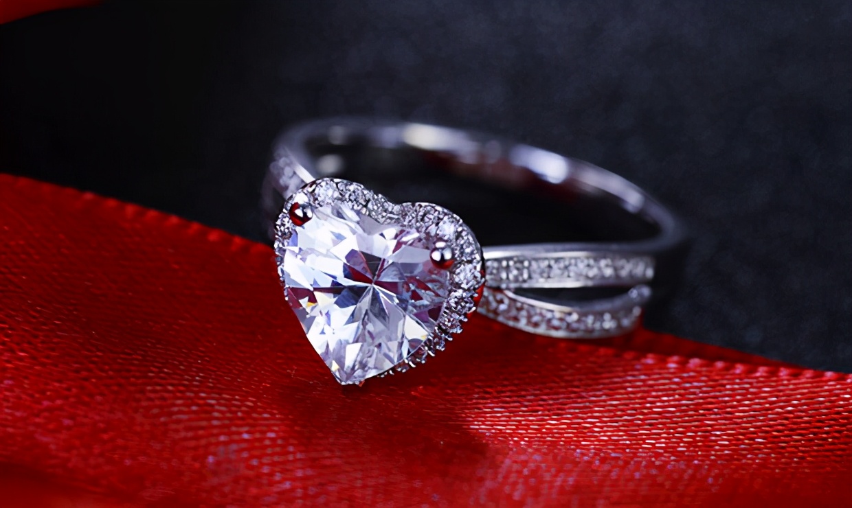 如何挑选钻戒品牌和定制,怎么挑选钻戒品牌对比表