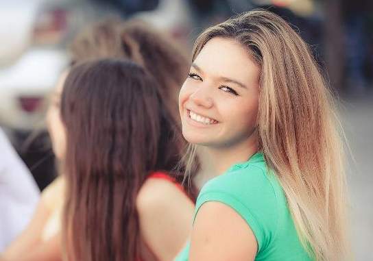 12岁女孩夹腿,去医院检查后才发现端倪,宝妈:错怪你了