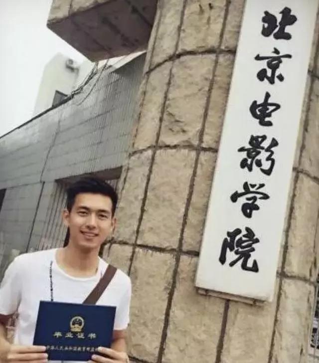 从“荆州胖子”到现男友，李现，凭什么火