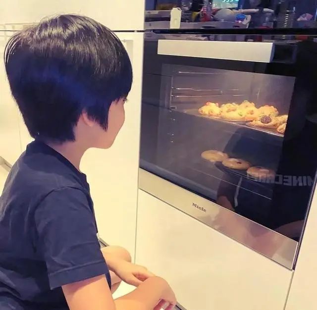 林志颖大儿子终于露面!模样比小时候更帅气,一家五口真有爱