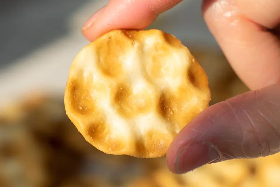 在李佳琪直播间买零食，是个划算的选择吗？