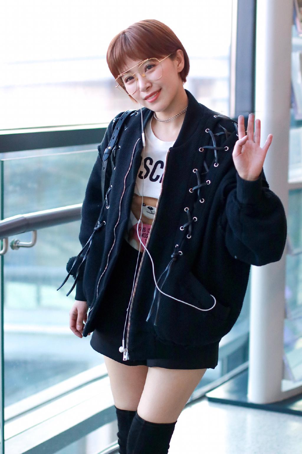 阚清子牛仔短上衣怎么搭配裤子,阚清子穿搭复古风