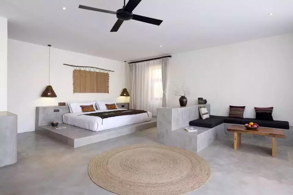 把泳池搬进沙漠，圈黄河做庭院，一个男人的西部世界，可以有多野