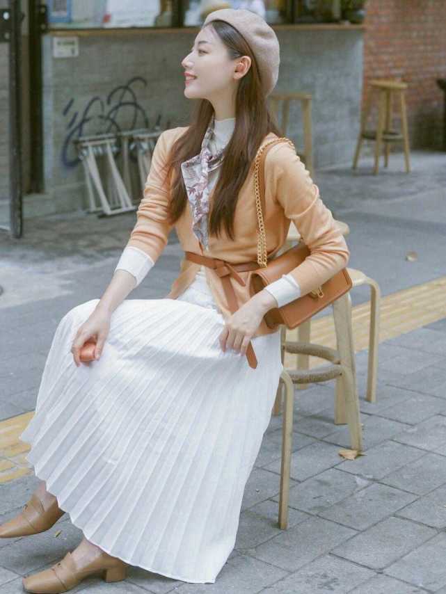 百褶裙穿起来,百褶裙上面穿个什么衣服