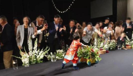 秋瓷炫和于晓光唐装,秋瓷炫于晓光儿子周岁宴婚礼