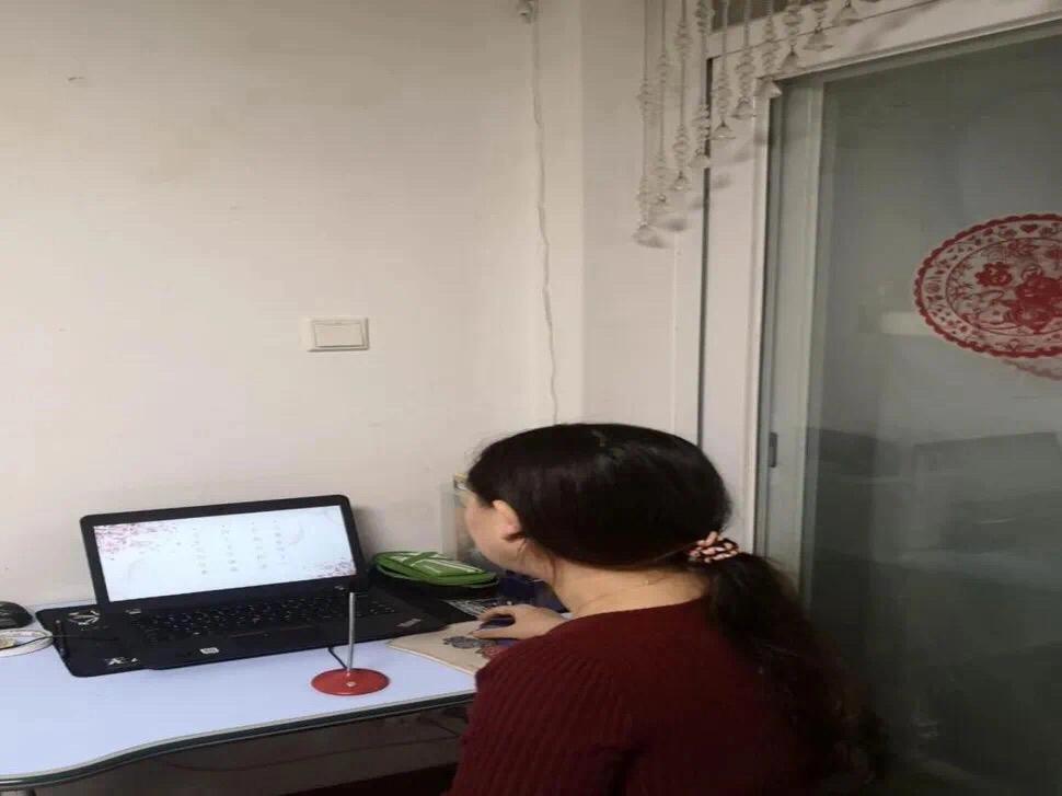 华侨城中学线上*党**旗红，*党**员示范当先锋