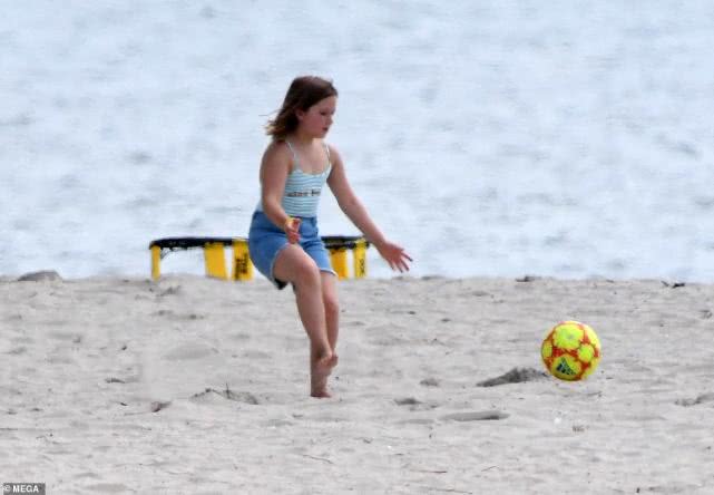 小七与哥哥罗密欧踢足球,贝克汉姆罗密欧和小七