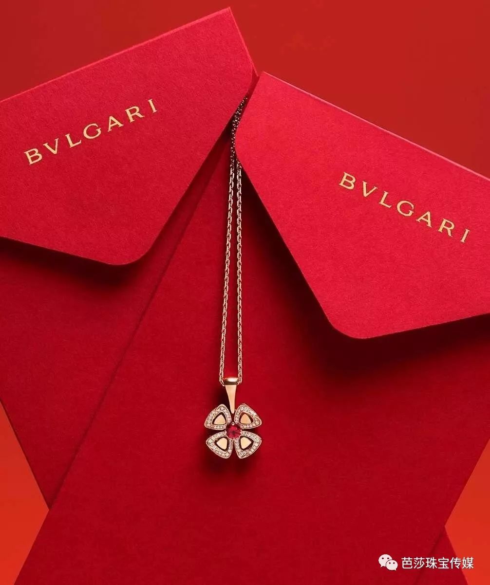 早春最流行的珠宝搭配,什么穿搭可以戴夸张的珠宝