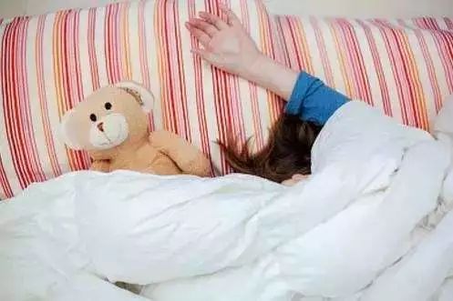 睡觉向左向右对心脏有好处,晚上睡觉向左还是向右