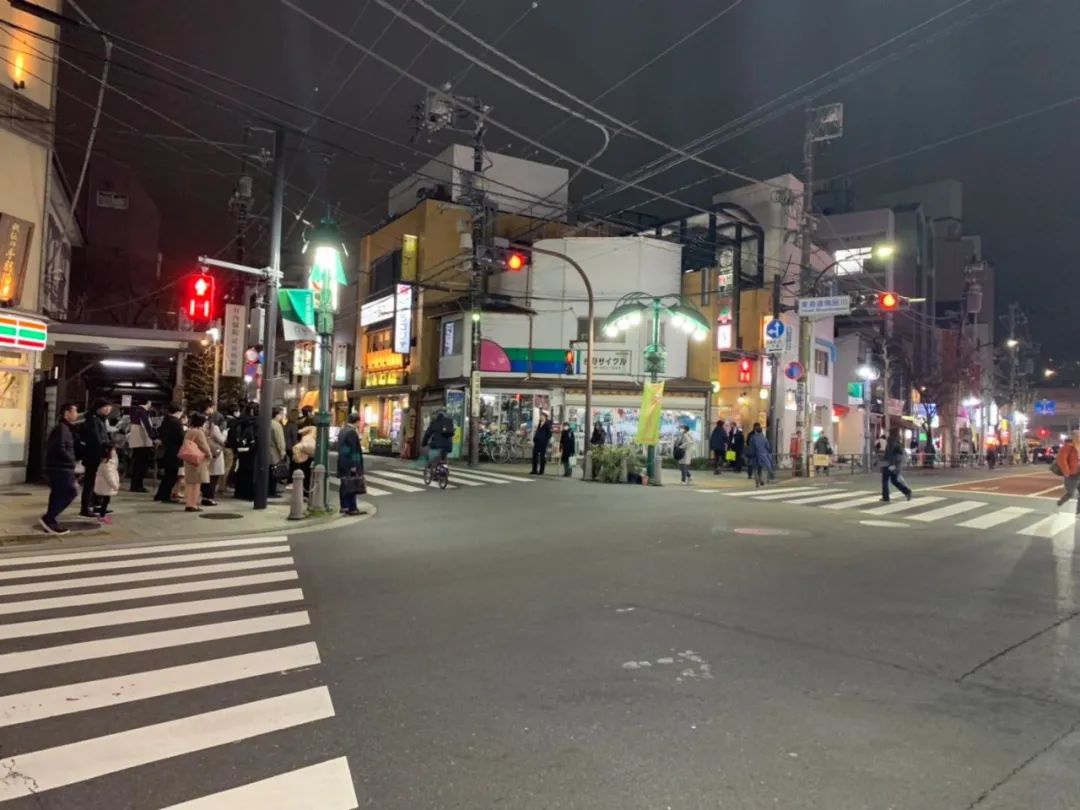 此时此刻，他们在日本，他们在韩国