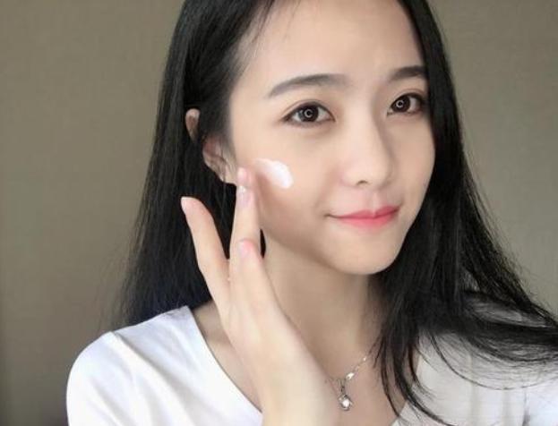 用什么洗脸美白淡斑,用什么洗脸最好淡斑美白补水