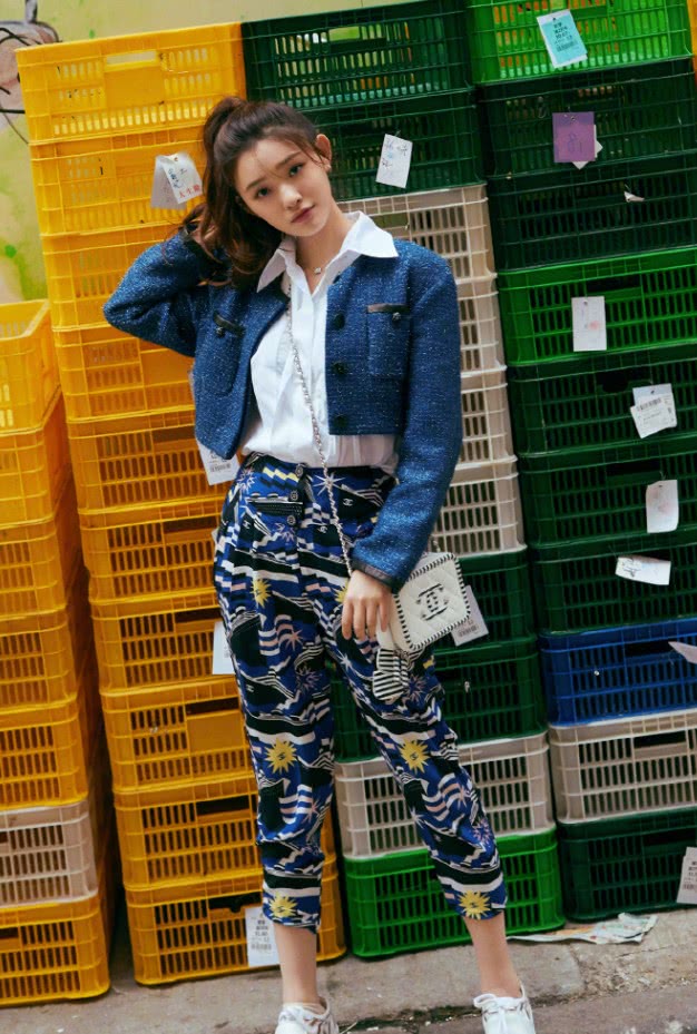 林允牛仔裤街头,林允穿白色骑行裤