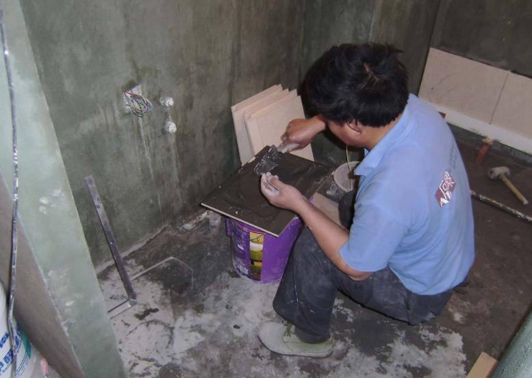 德国人贴瓷砖用瓷砖胶，中国师傅多数用水泥砂浆，到底哪种更好？