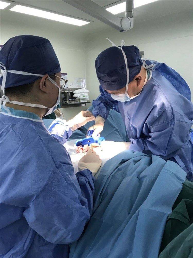 75岁老人摔倒后脊椎骨折,90岁老人摔了一跤能正常走路