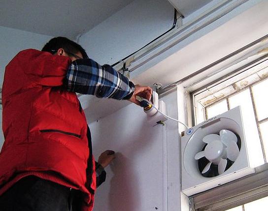 厨房怎样装排气扇油烟更容易排,厨房油烟机排烟效果差加装排风扇