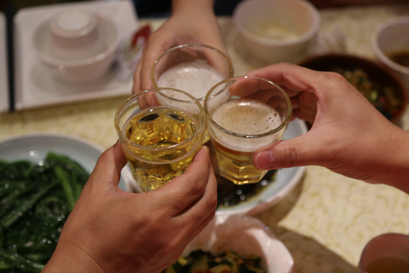 这家虾铺有搞作，在红色的海洋中剥龙虾看球，好热闹