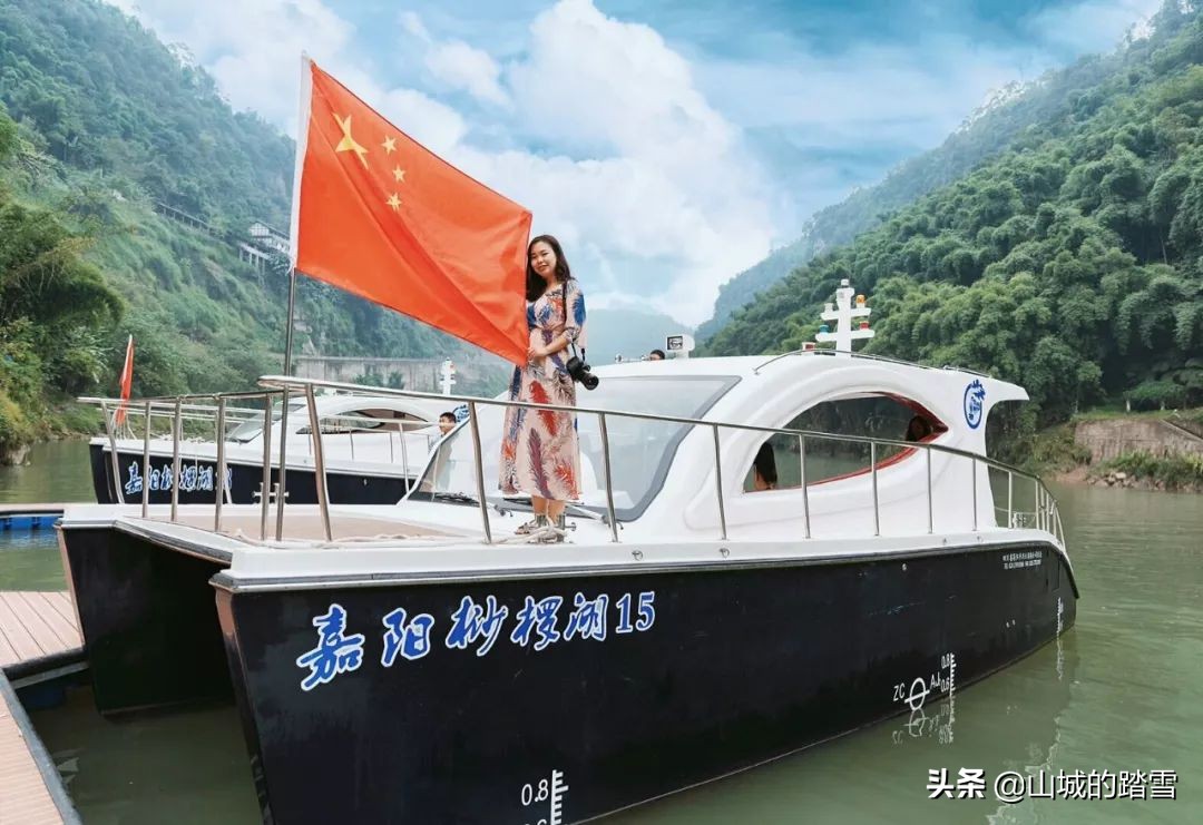 乐山嘉阳小火车值得去吗,嘉阳小火车与乐山大佛相隔多远