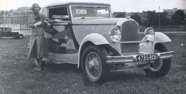 她亲眼看着自己的画作挂进卢浮宫，这位“时尚先锋”不输香奈儿