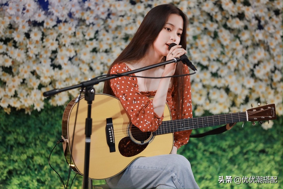 欧阳娜娜穿搭开衫减龄裙装少女感,欧阳娜娜穿单边背带裤元气满满