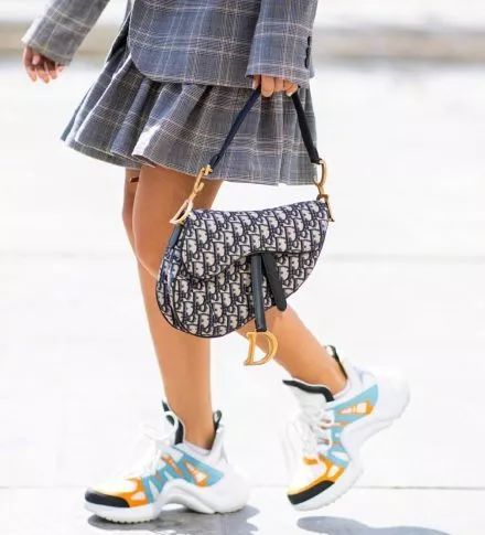 苏明玉开奔驰住楼王房，选包真有点……