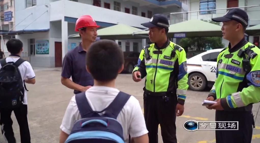 事发上顿渡镇！一四轮电动车竟塞了9名小学生！太可怕！