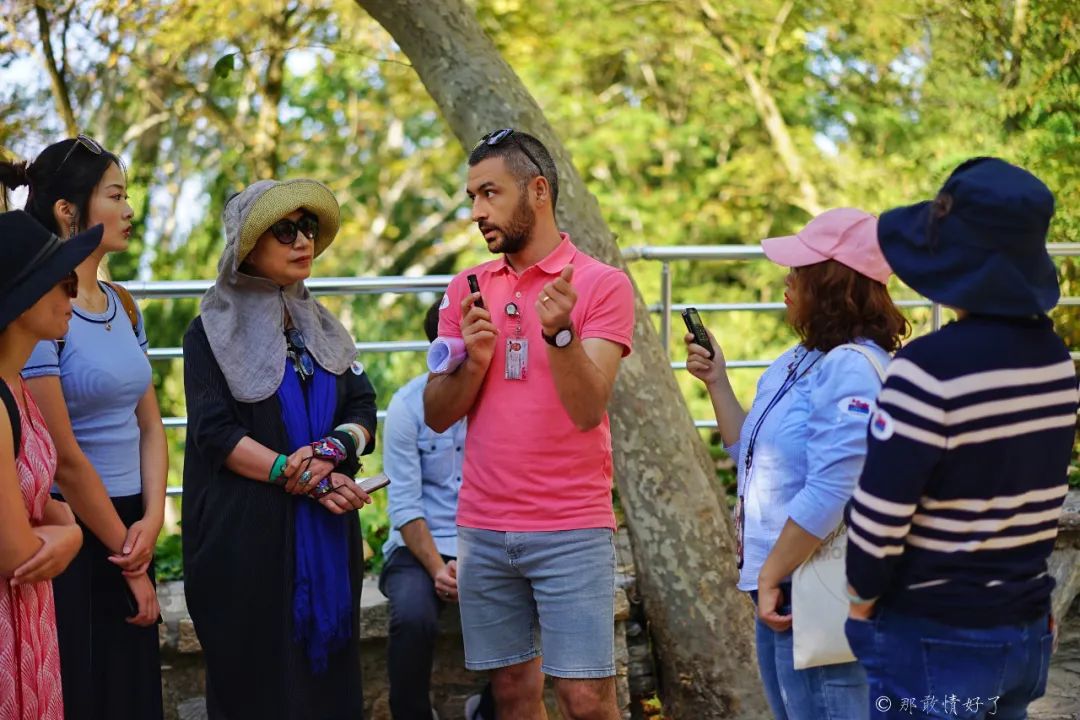 据说塞尔丘克的山坡上的许愿墙很灵验,好多土耳其人来此许愿