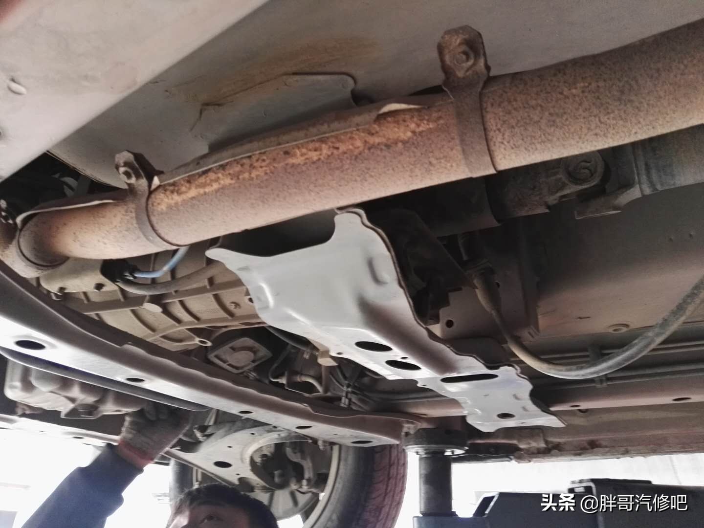 汽车挂档变速箱位置异响，胖哥抬变速箱发现原来是导向轴承问题