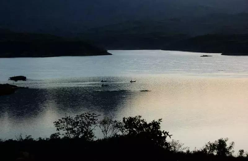 包青天年薪过千万是真的吗？为什么白居易闲得像猫，杜甫累得像狗