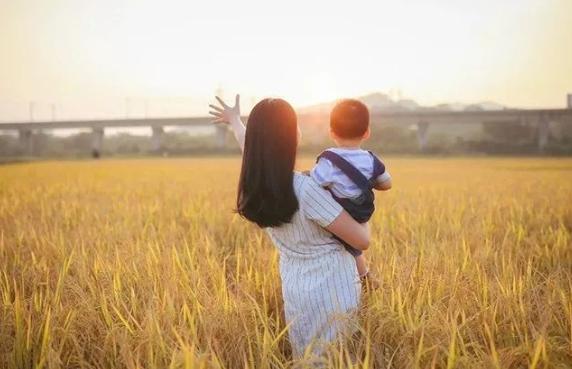 面对孩子犯错我们该如何正确处理,孩子犯错不承认反而哭闹怎么办