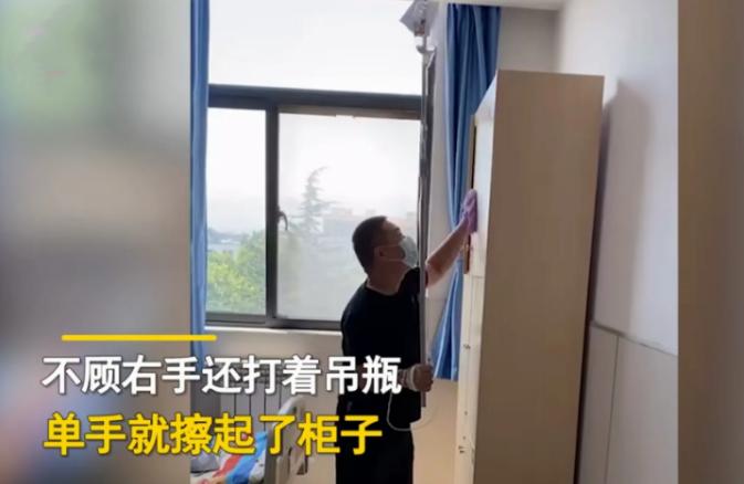 洁癖男子输液时打扫卫生抖音号,洁癖男子打吊瓶单手打扫医院卫生