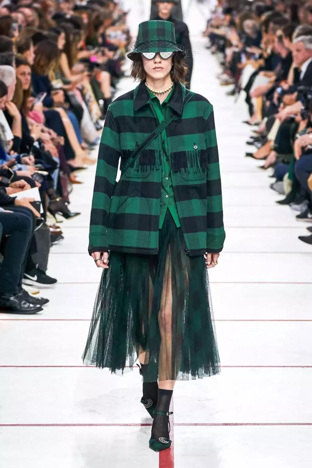 墨绿色的色彩风格,墨绿和粉的高级色彩