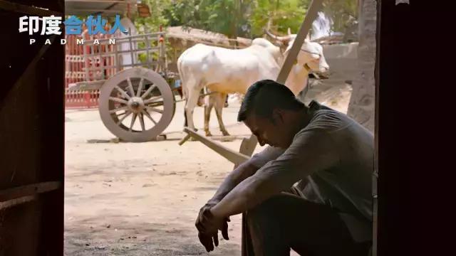 这个了不起的男人,靠着给女人做卫生巾成为英雄!