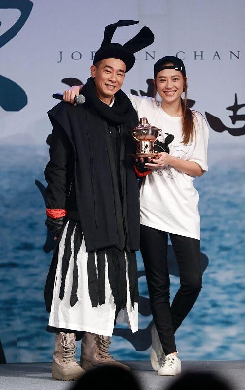 情侣出门都很装,情侣出门玩穿什么情侣装