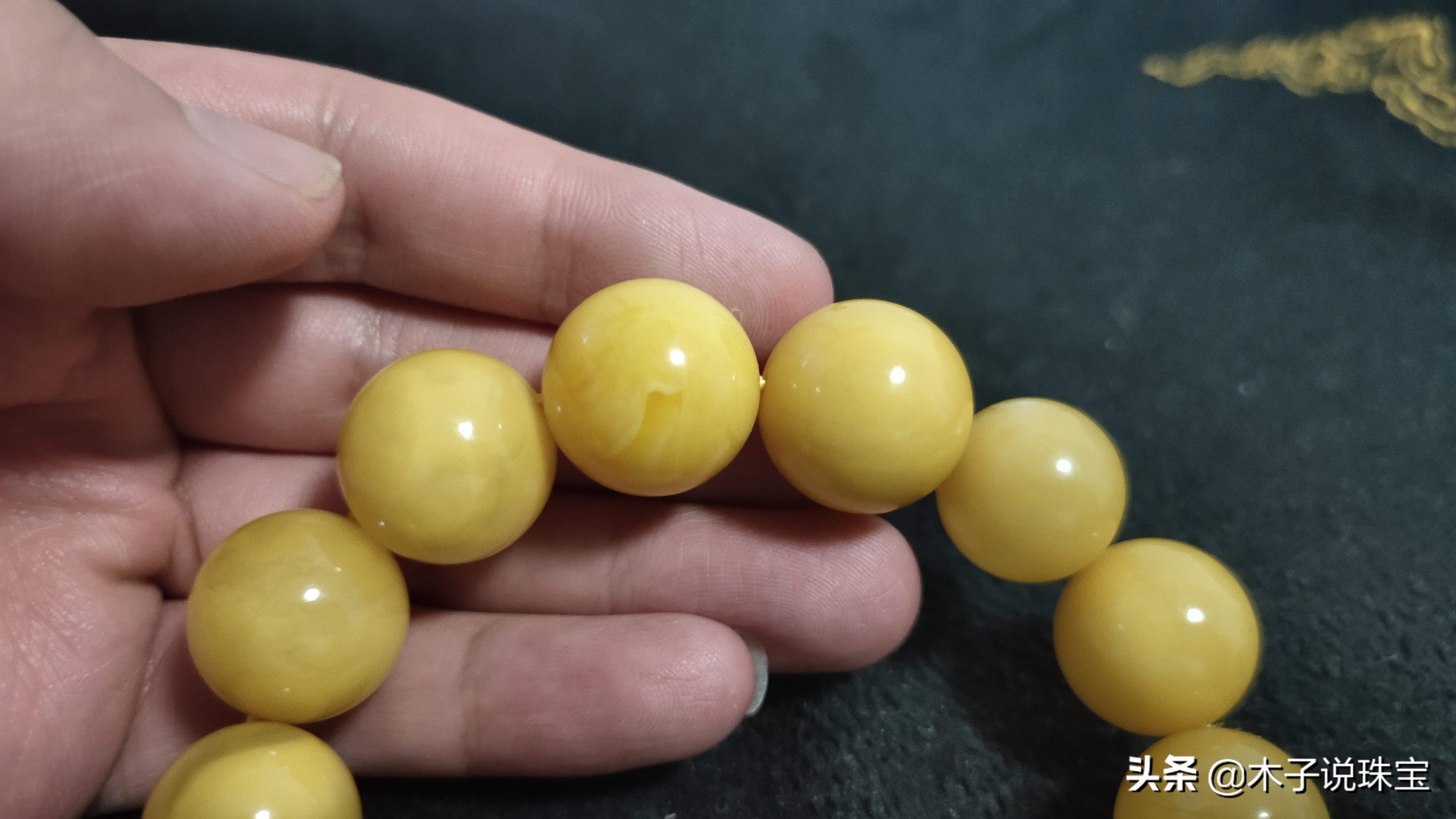购买的蜜蜡手链被掺进去一颗假珠子，木子带你了解5种方法来区分