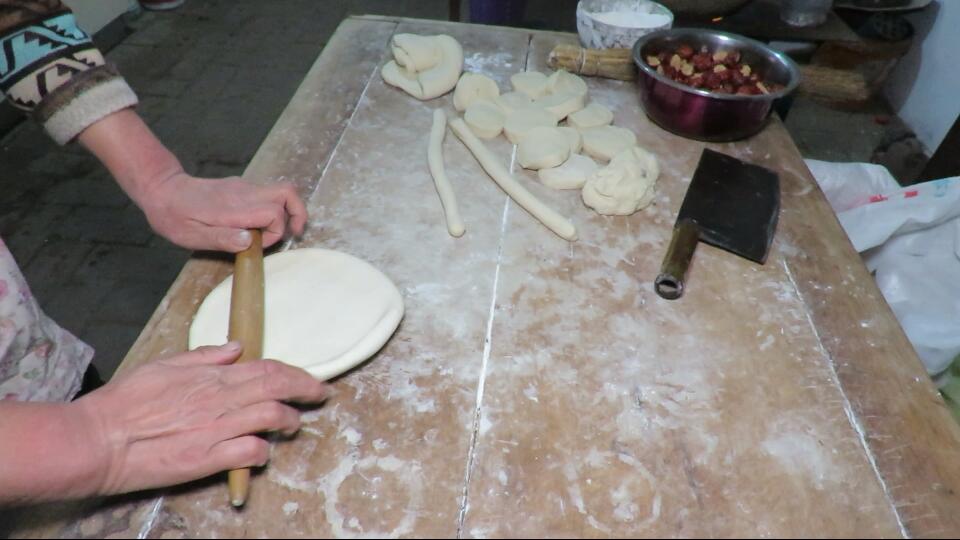 面粉别再烙饼和蒸馒头了,家里有面粉可以这样做红枣馒头
