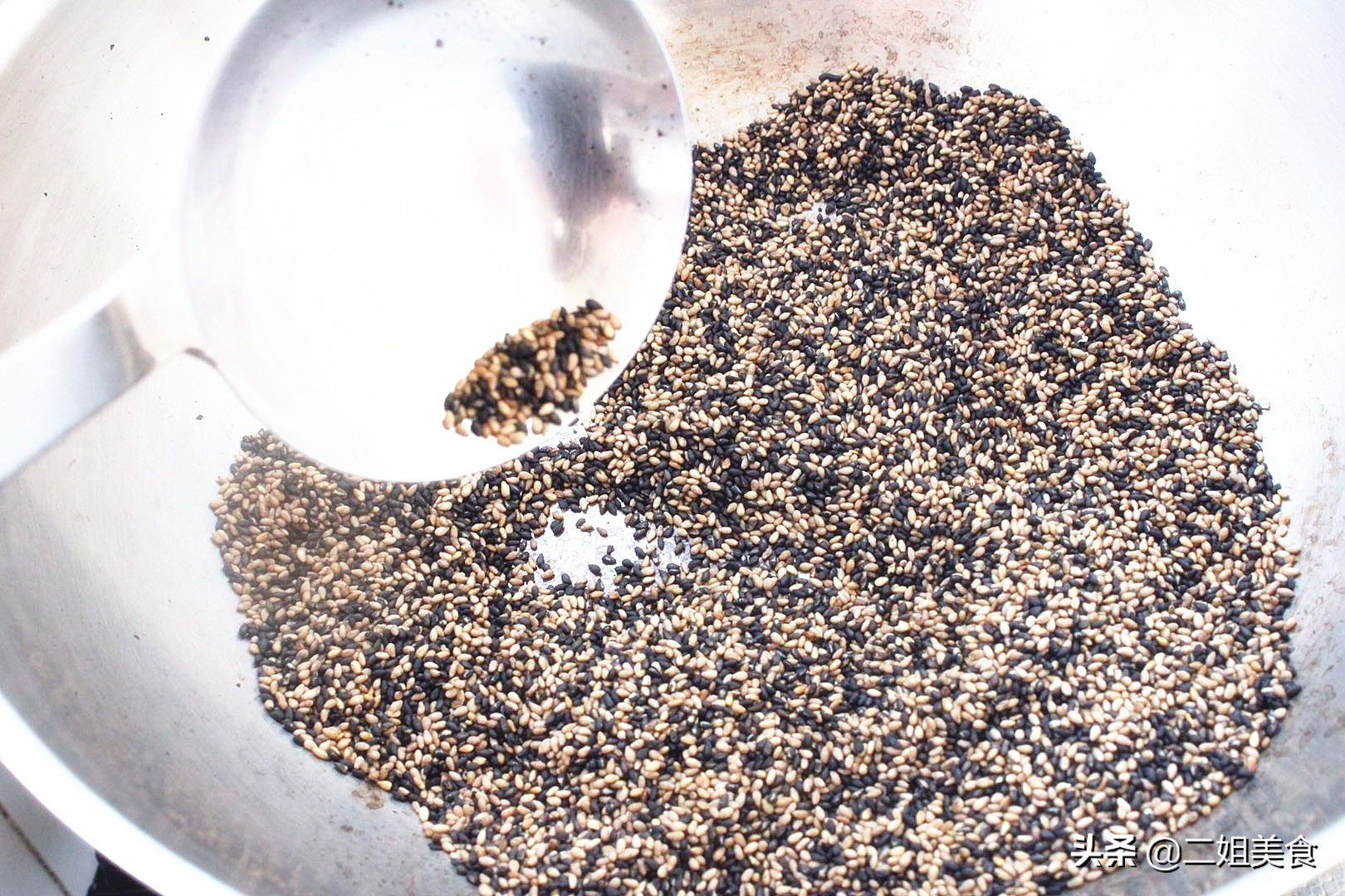 花生黑芝麻白芝麻怎么炒,黑芝麻和米饭一起煮芝麻要炒过吗